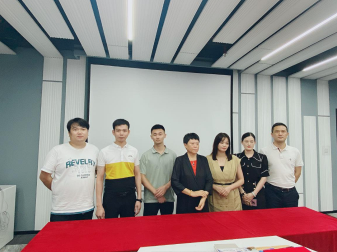 广东装饰行业协会会长陆旭同新入会的副会长、常务理事、理事合影
